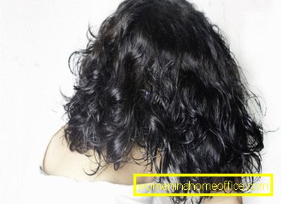 Comment coiffer les cheveux bouclés de longueur moyenne?