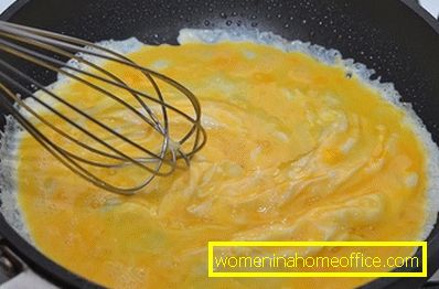 Omelette aux courgettes dans une poêle avec du fromage feta