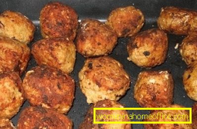 On étale des boulettes de viande frites au fond de la casserole